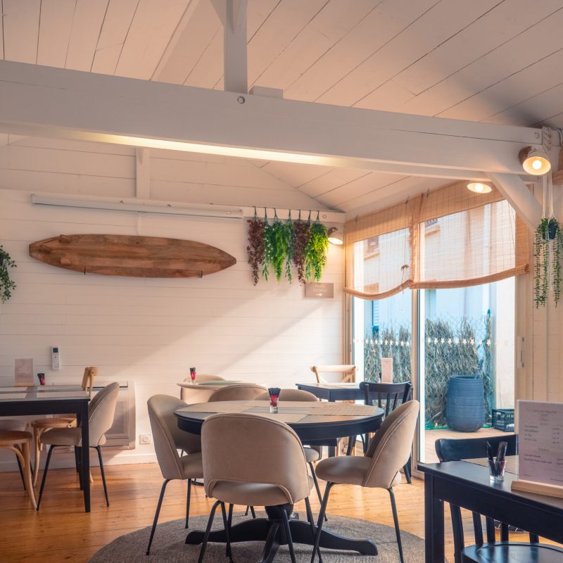 Salle lumineuse du petit-déjeuner