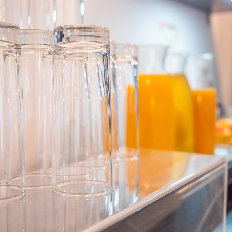 Verres et jus de fruits du buffet