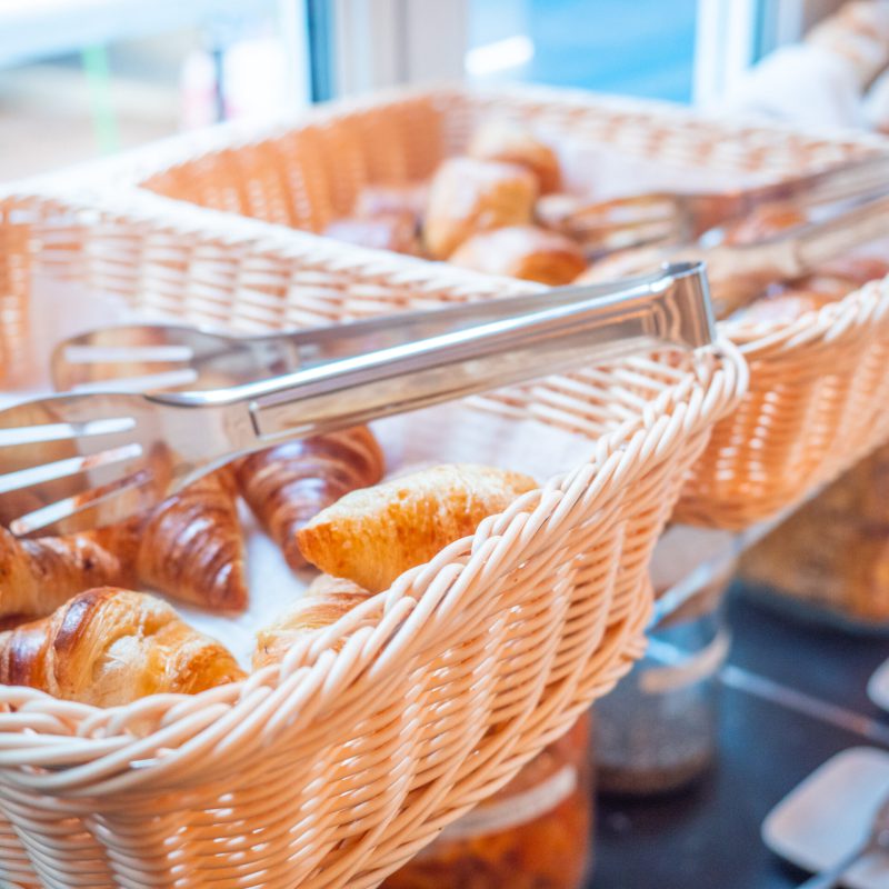 Panier de viennoiseries du petit-déjeuner