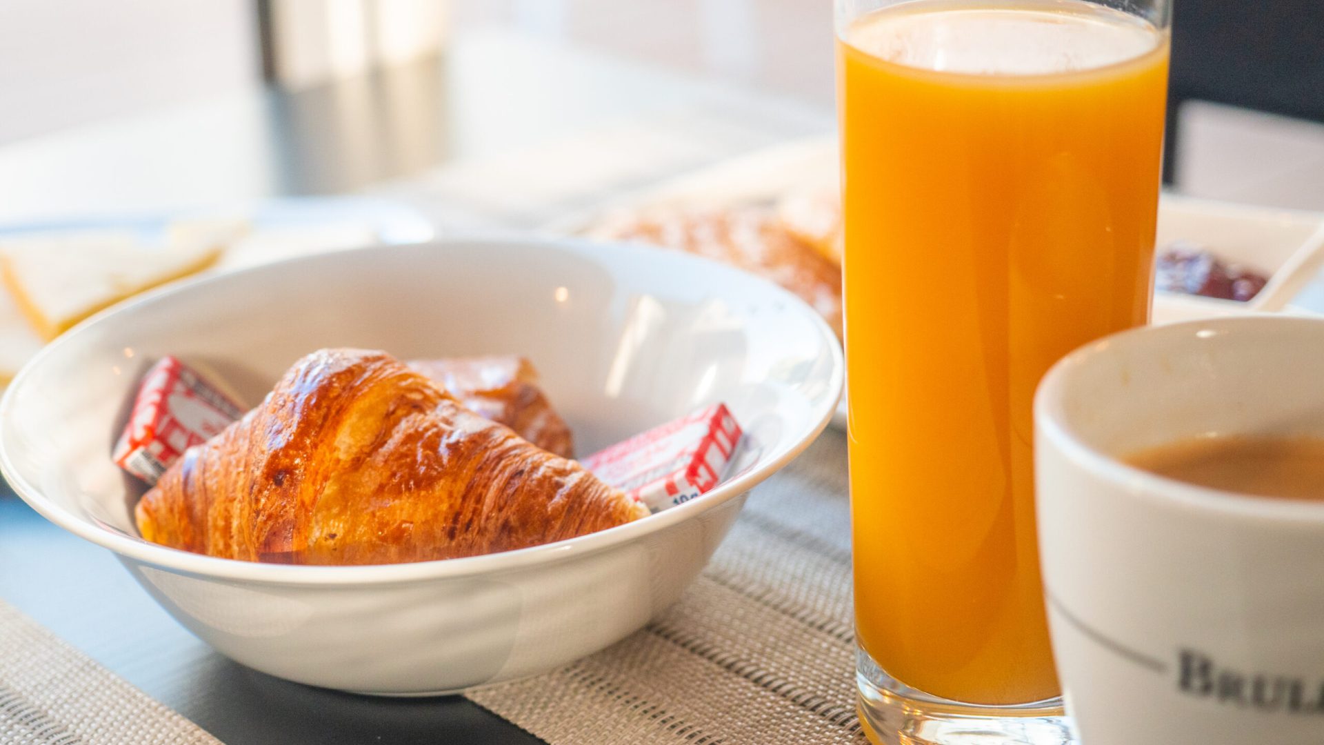 Petit-déjeuner servi sur la terrasse de l’hôtel
