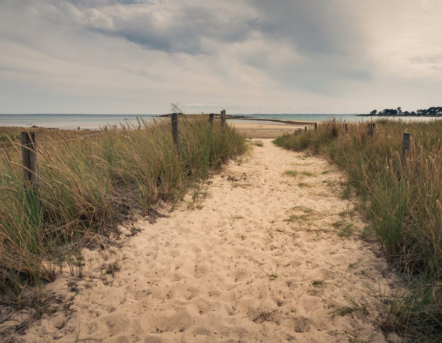Sentier de sable menant aux plages de Carnac