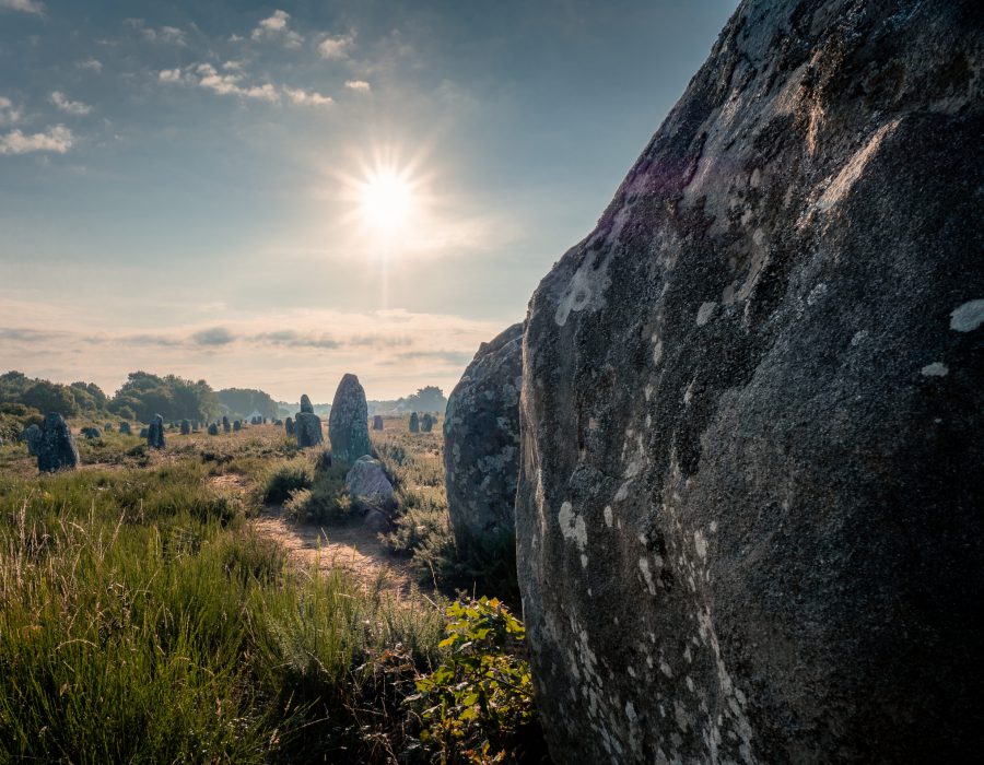 Alignements de menhirs de Carnac au soleil couchant